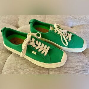 Men’s Size 9.5 Like New Cariuma Green OCA Low Canvas Sneakers